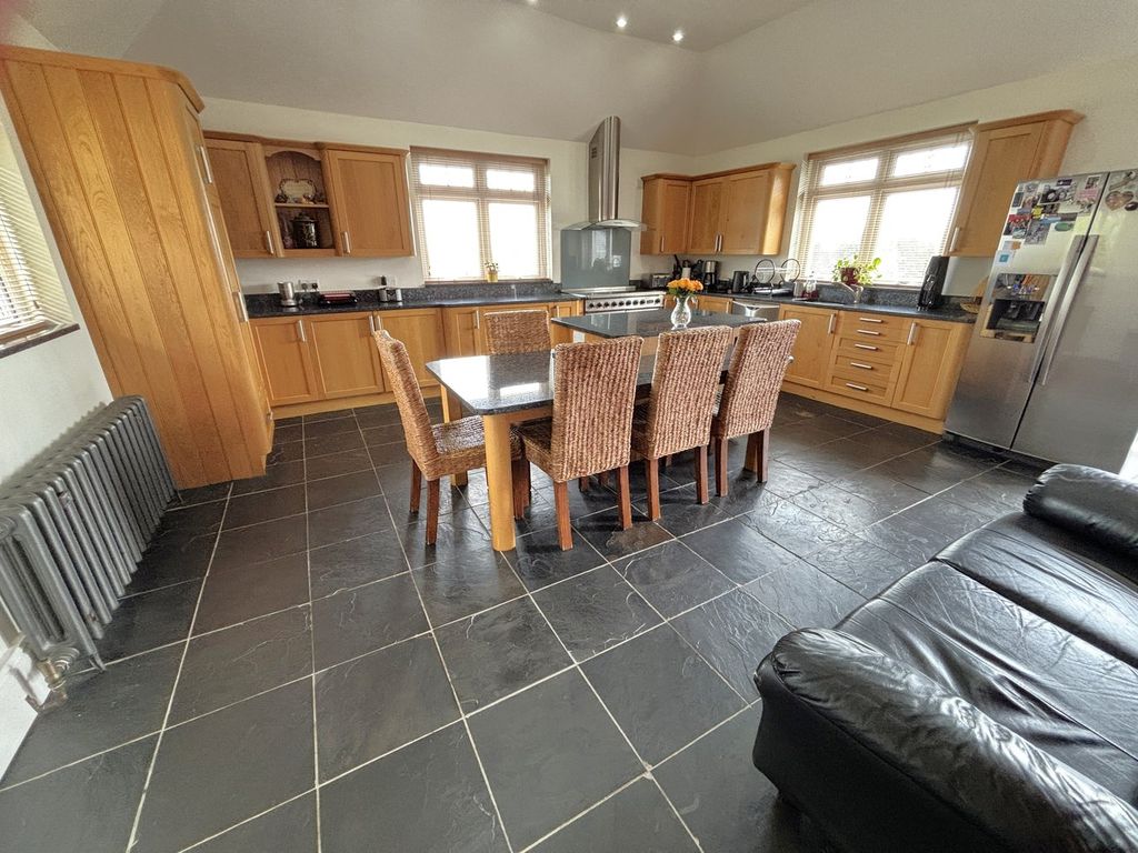 Property photo 3 of 32