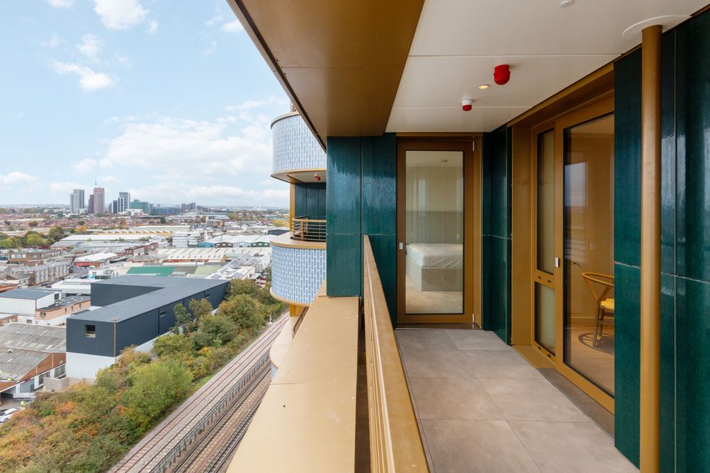 Property photo 3 of 18