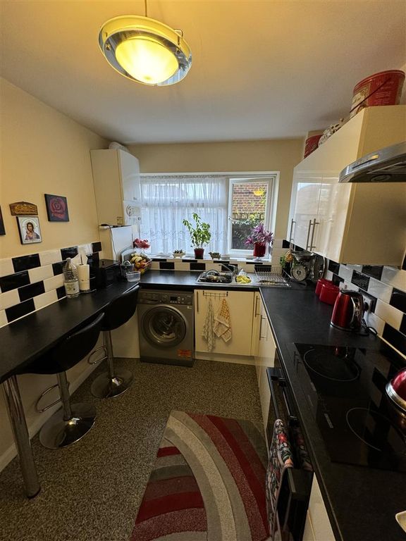 Property photo 3 of 9 Kitchen