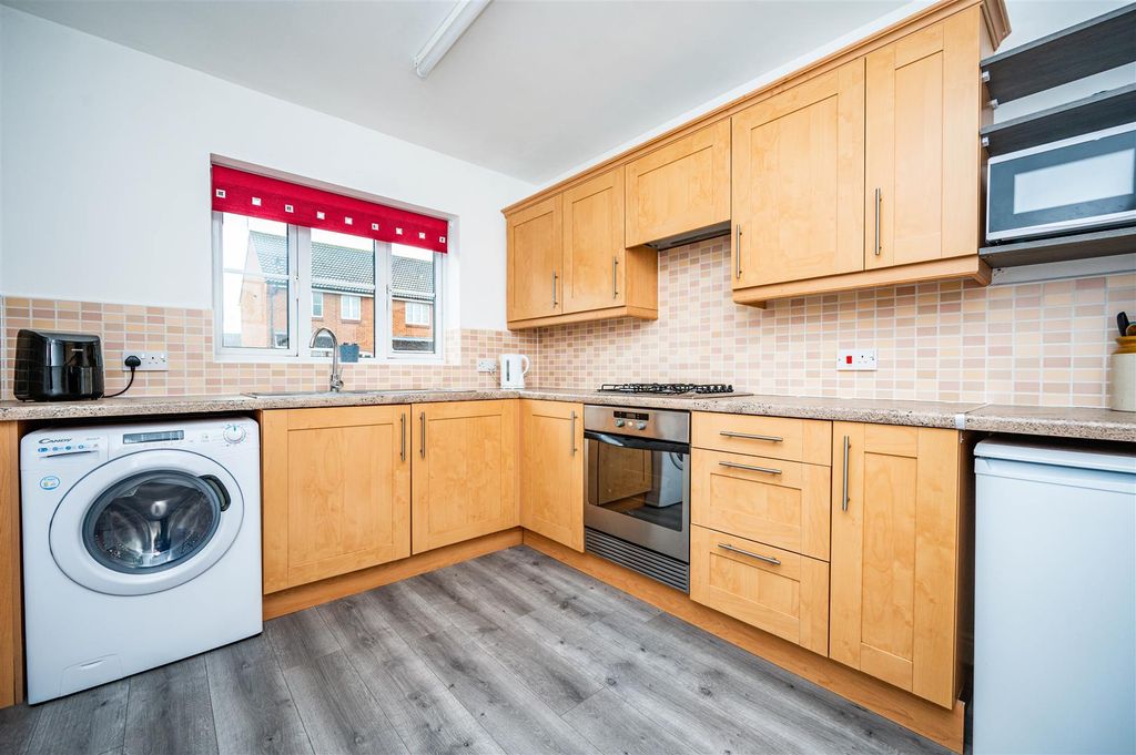 Property photo 3 of 12 Kitchen (1).Jpg