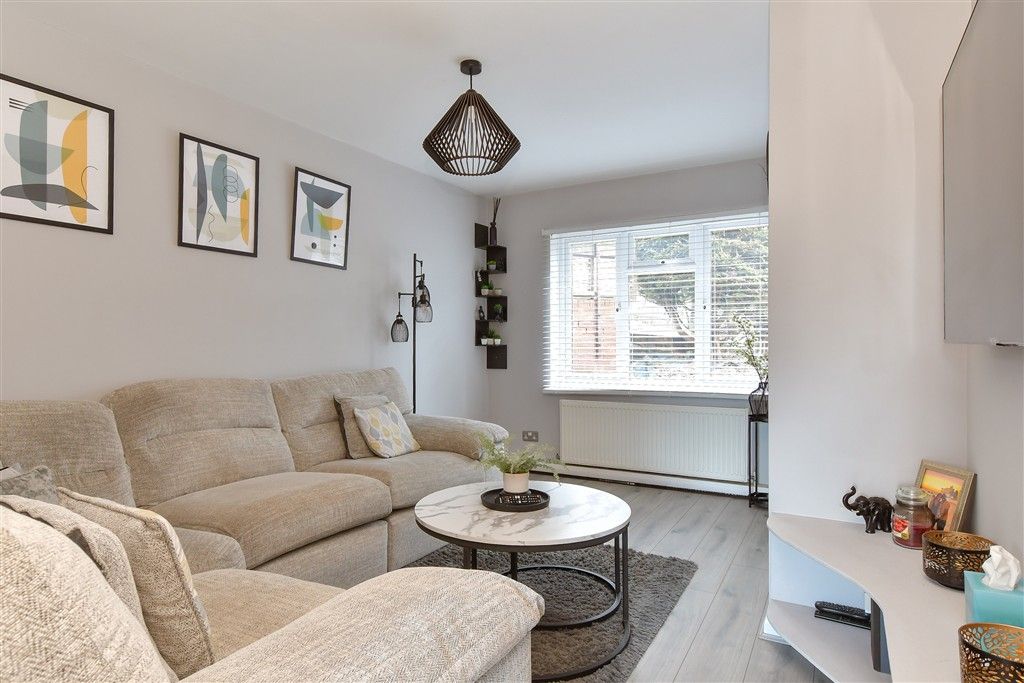 Property photo 3 of 6 Lounge