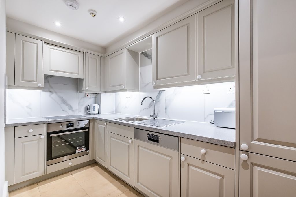 Property photo 3 of 19 Kitchen