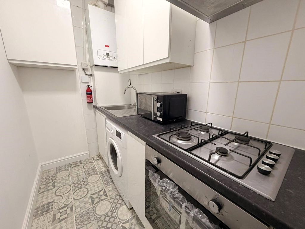 Property photo 3 of 11 Kitchen