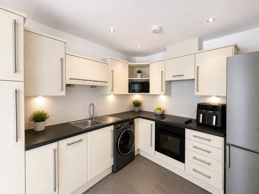 Property photo 3 of 8 Kitchen