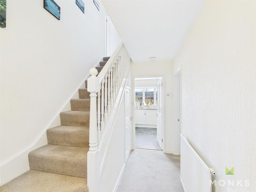 Property photo 2 of 21 Hallway.Jpg