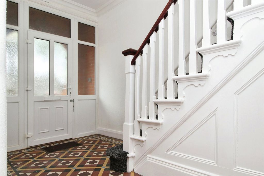 Property photo 2 of 18 Enterance Hall