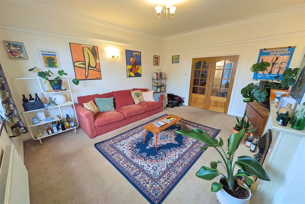 Property photo 2 of 8 Lounge