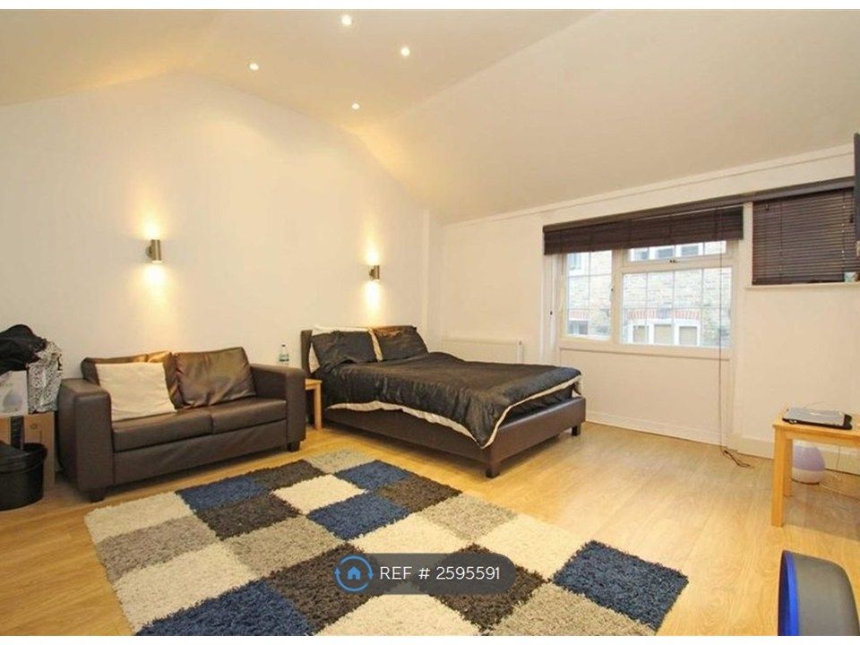 Property photo 3 of 6 Bedroom/Lounge