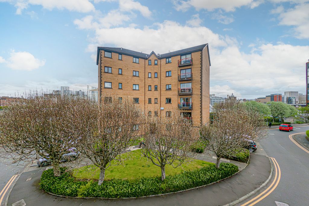 Property photo 2 of 23 2_2025_4_23T14_04_41Flat 13, 10 Riverview Gardens, Waterfront-1-2