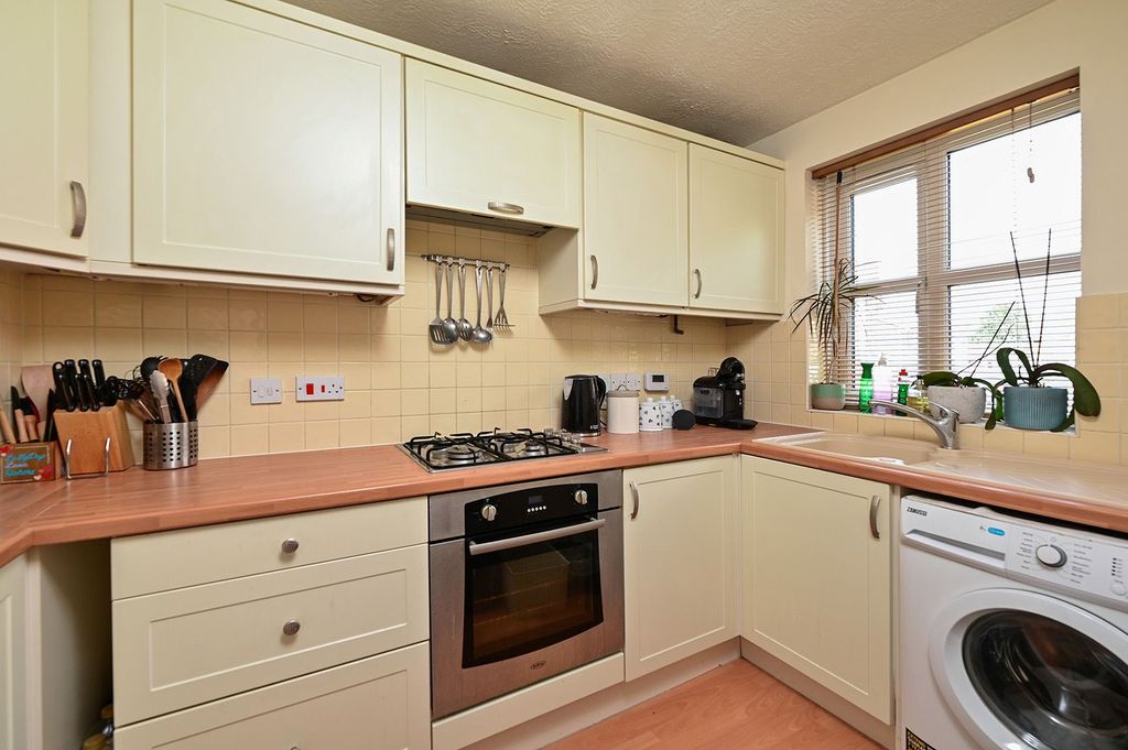 Property photo 2 of 8 Kitchen