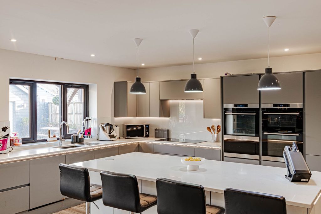 Property photo 3 of 30 Kitchen/Dining Room (1)
