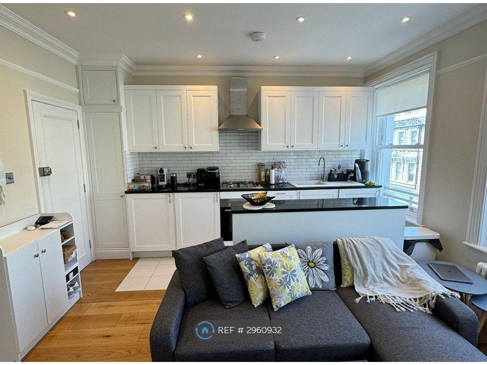 Property photo 3 of 6 Kitchen