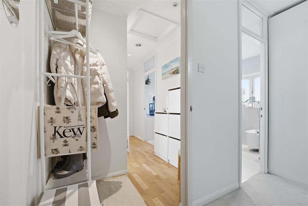 Property photo 2 of 14 19 Kipling Hall 2.Jpg