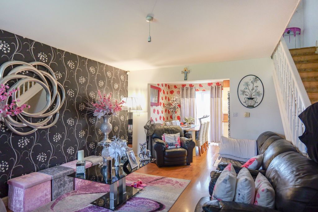 Property photo 2 of 25