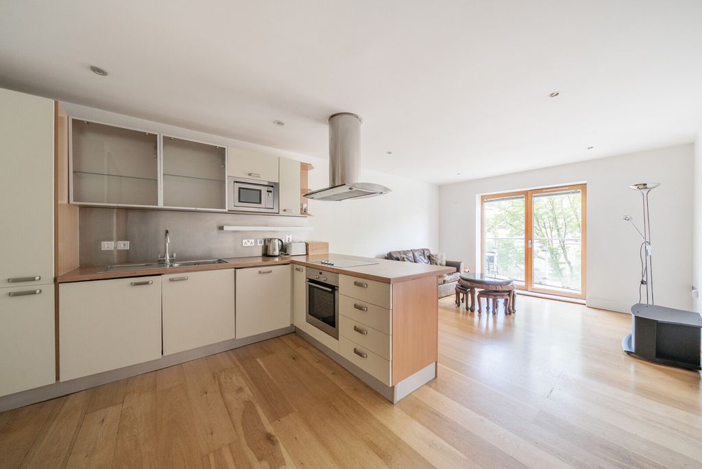 Property photo 3 of 16 1302054-8-6837241...