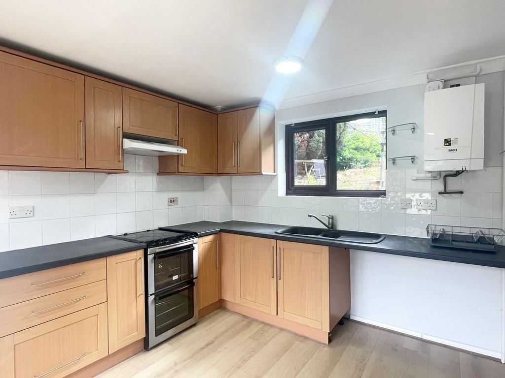 Property photo 3 of 10 Kitchen