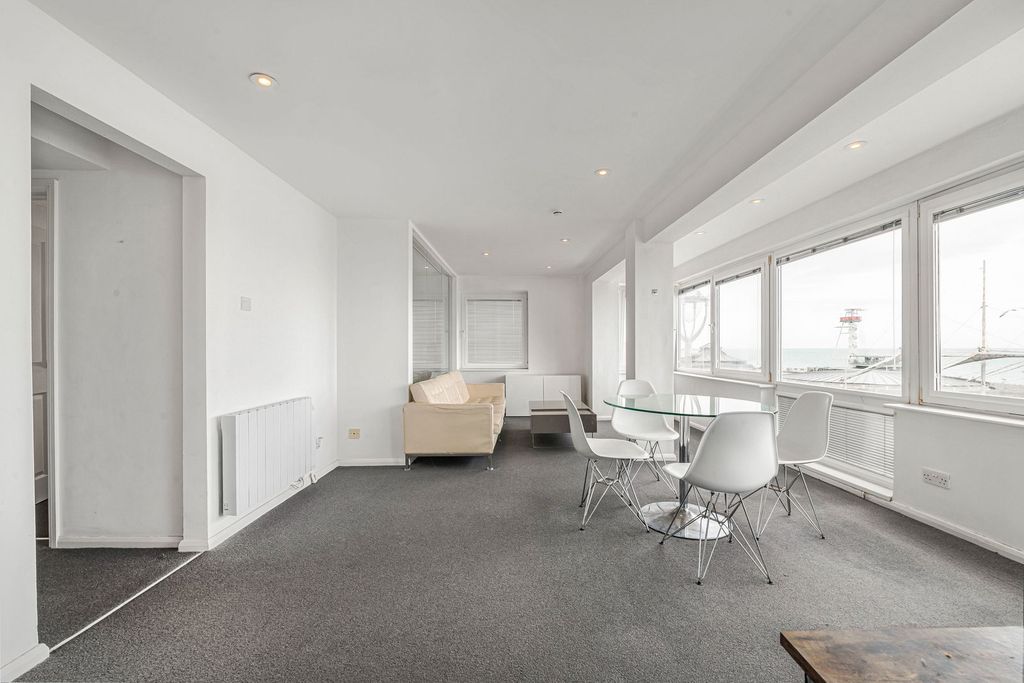 Property photo 3 of 43