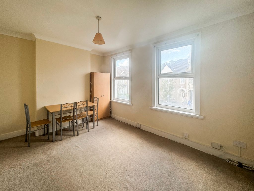 Property photo 3 of 7 First Floor Flat, 1B Park Avenue, Barking, Ig11 8Qu