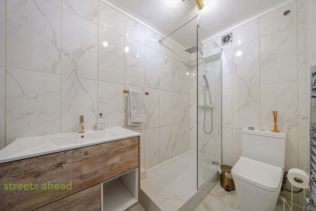 Property photo 3 of 10 2A5015E3-4298-412...