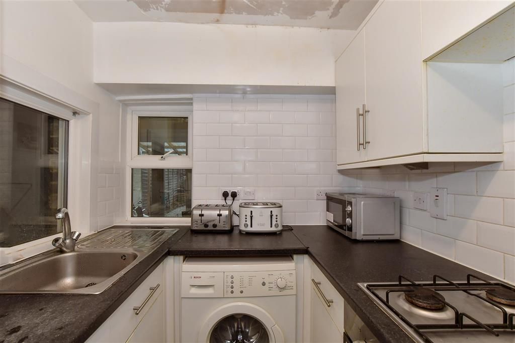 Property photo 3 of 9 Kitchen *