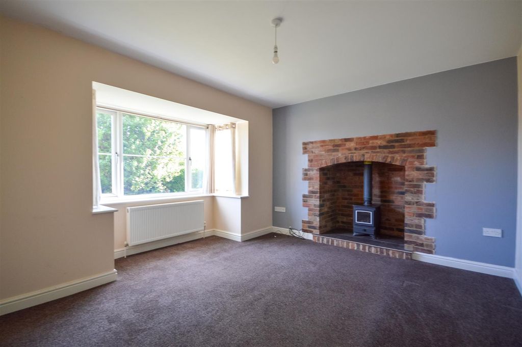 Property photo 3 of 11 Living Room
