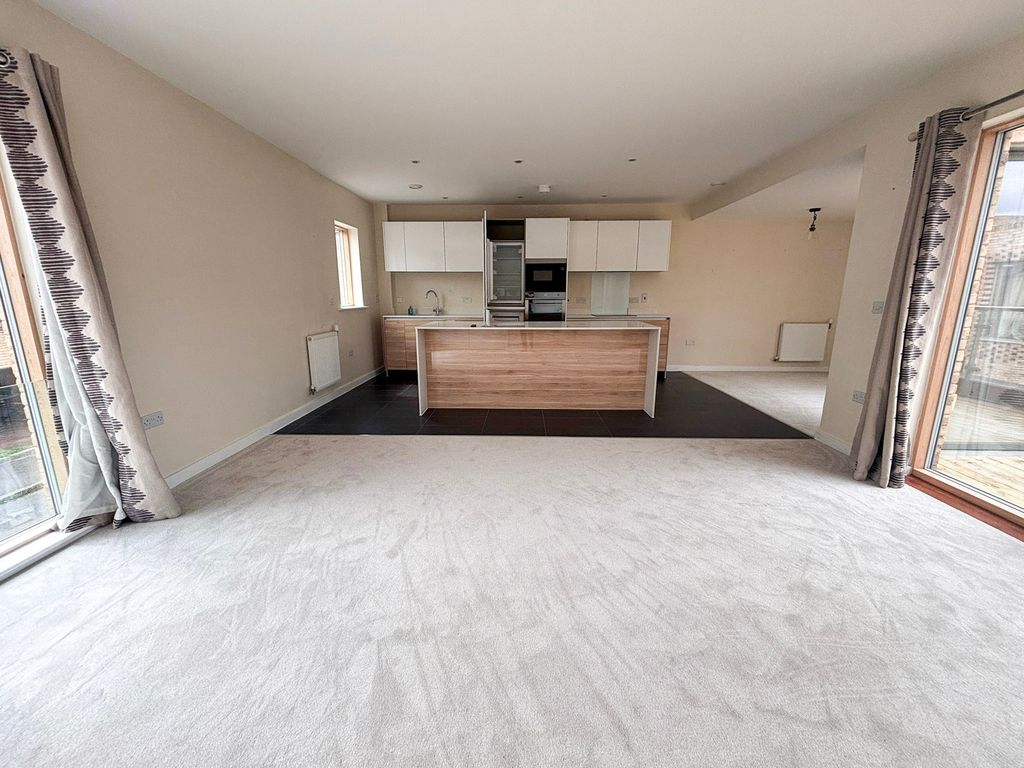Property photo 3 of 21 Kitchen/Lounge