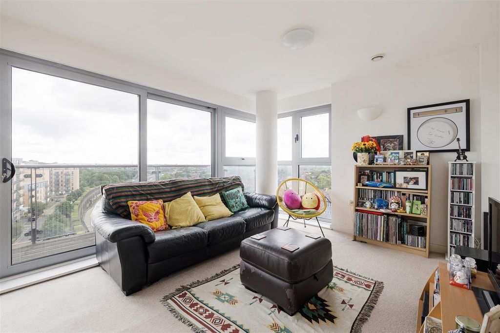 Property photo 1 of 17 Queen Mary Avenue, E18