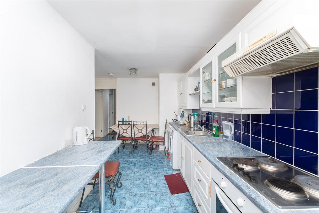Property photo 3 of 9 176 Gloucestr Kitch 2.Jpg