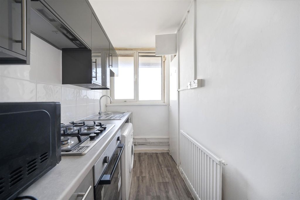 Property photo 3 of 10 Kitchen