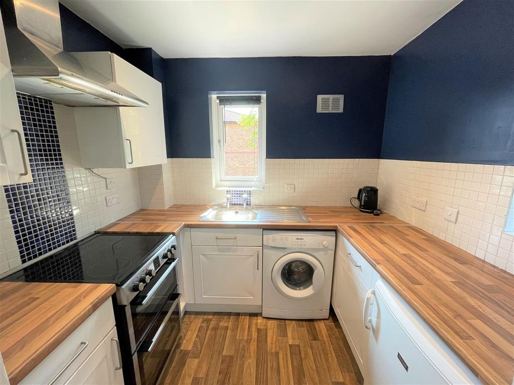 Property photo 3 of 5 18 Kern Close Kitchen.Jpg