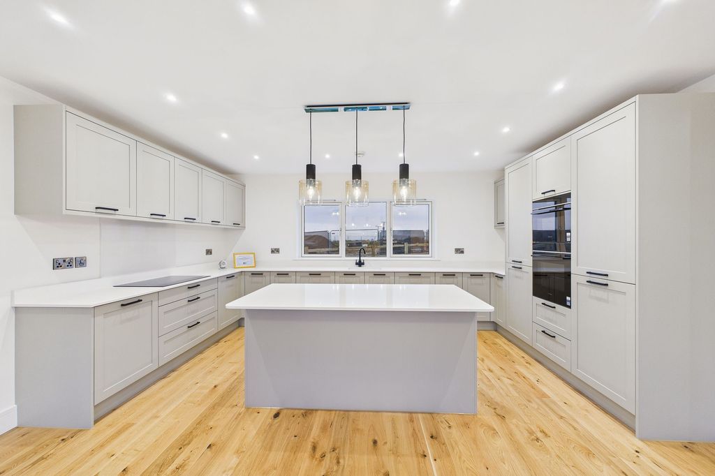 Property photo 2 of 35