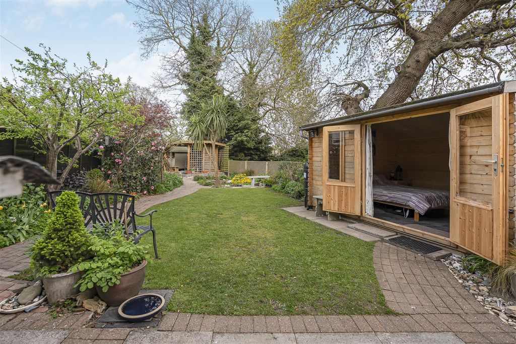 Property photo 2 of 17 Garden