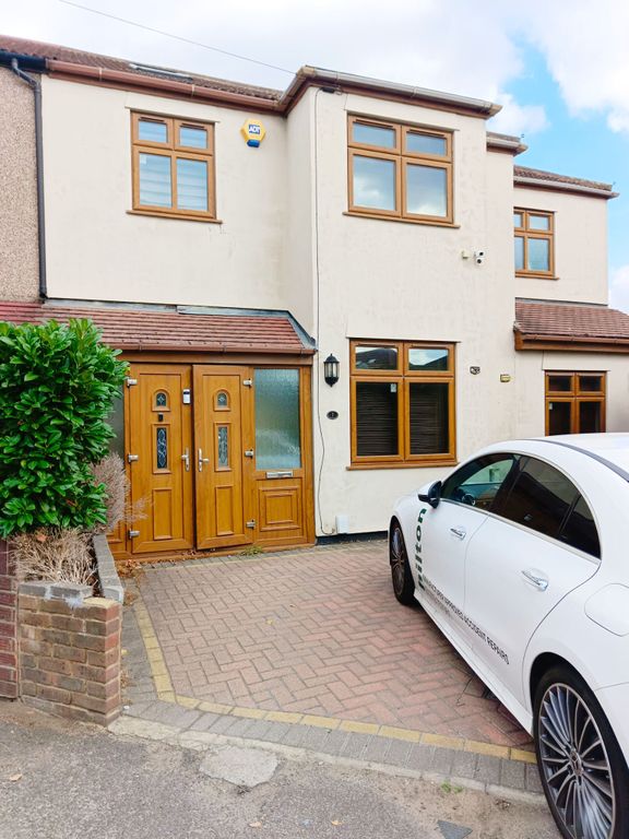 Property photo 1 of 48 6-Bed Semi-Detached House - Rainham Rm13