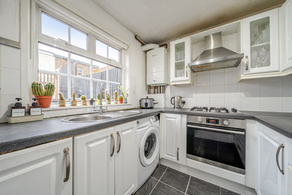 Property photo 2 of 25 Kitchen