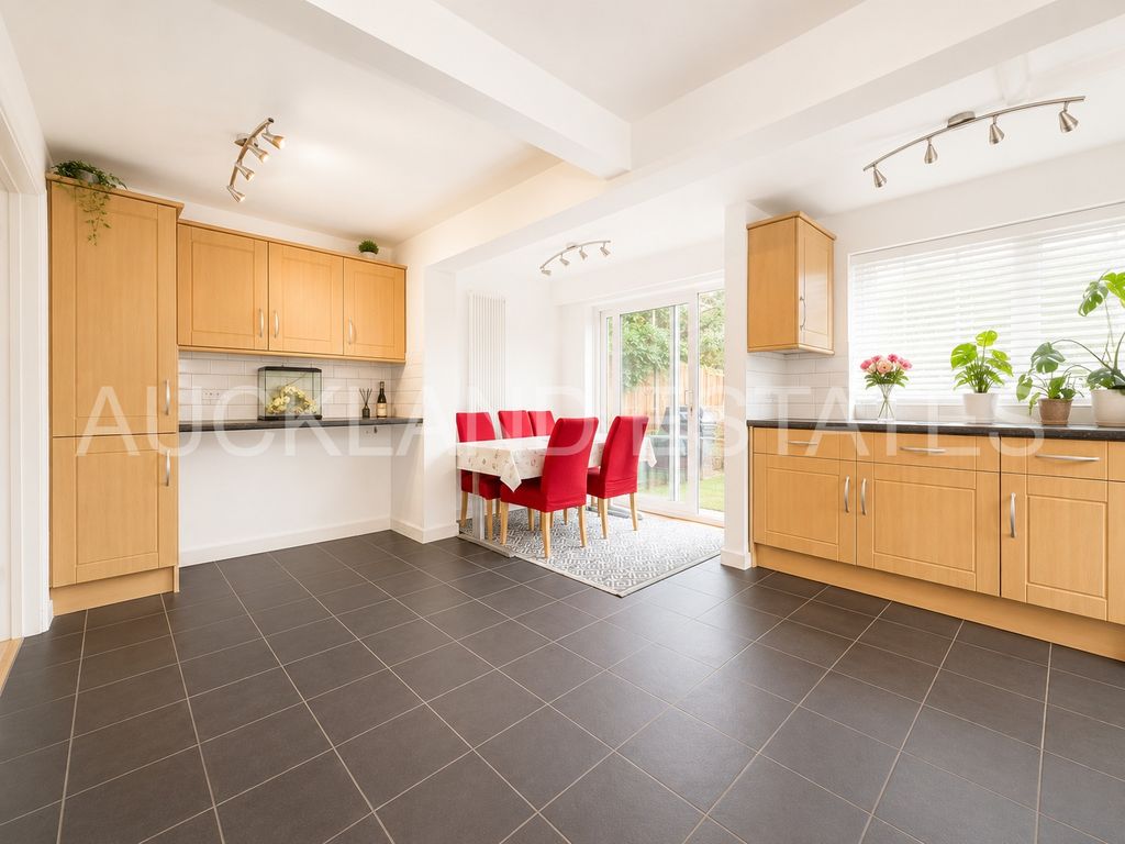 Property photo 2 of 19 Image00009