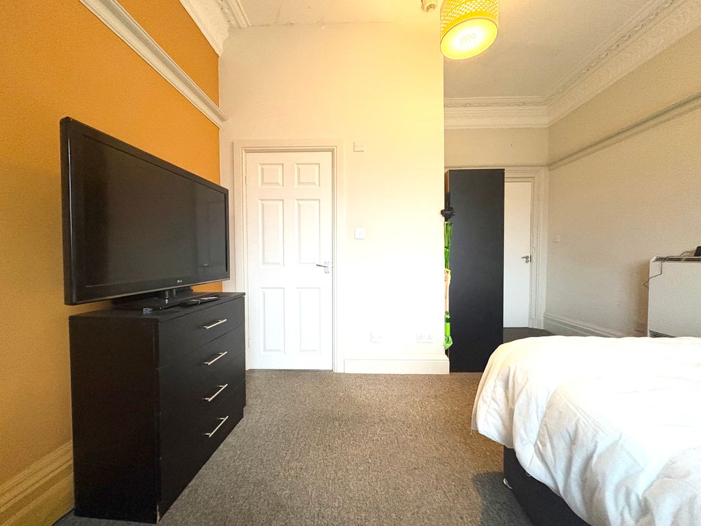 Property photo 2 of 6 Bedroom