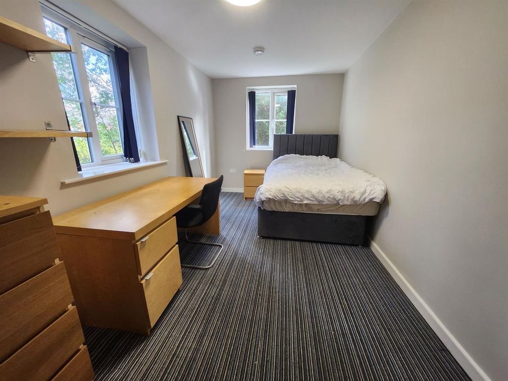 Property photo 3 of 13 A Bright And Tidy Double Bedroom Featuring A Comfo...