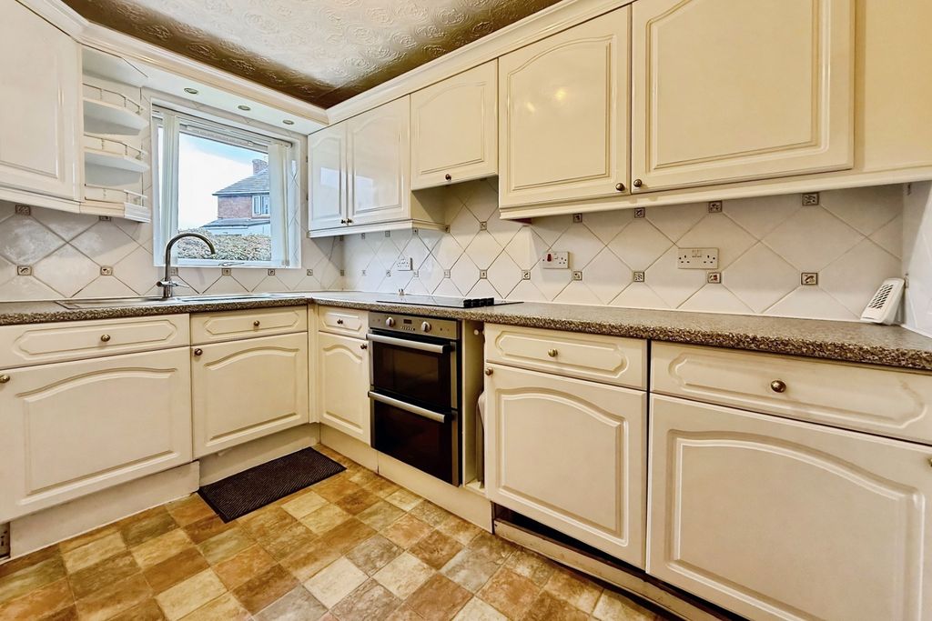 Property photo 3 of 11 Kitchen