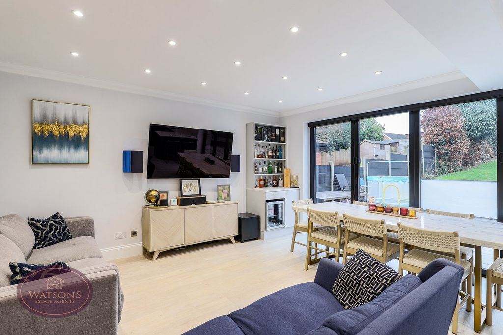 Property photo 2 of 27