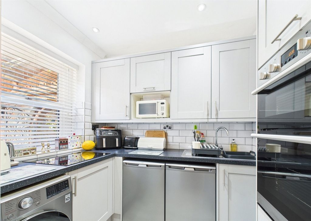 Property photo 2 of 12 Picture No. 17