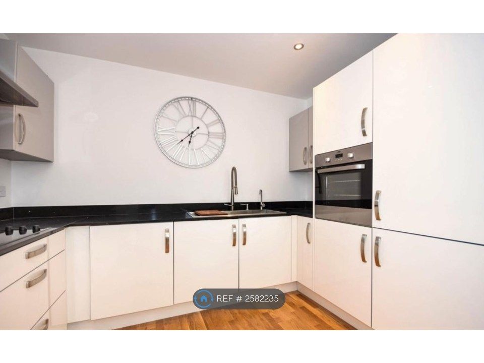 Property photo 2 of 12 High Gloss White Kitchen