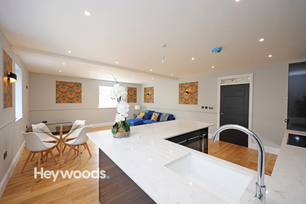 Property photo 2 of 17 0F1A7437