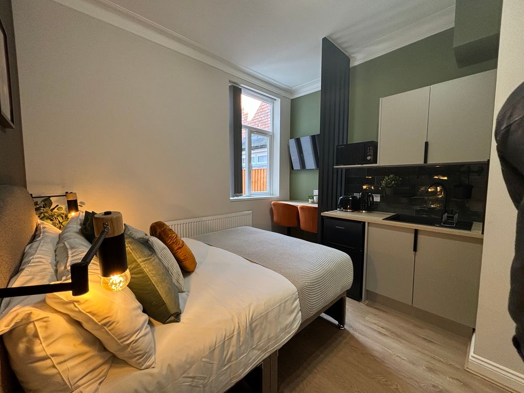 Property photo 2 of 10 Studio Room Available Now