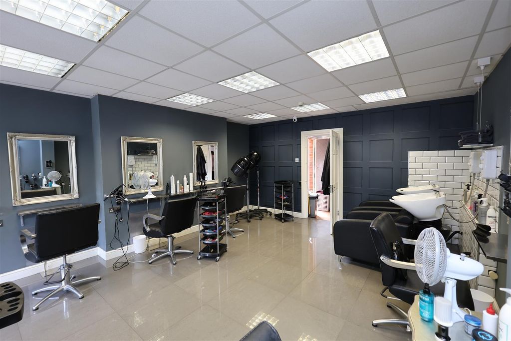 Property photo 2 of 7 Shop
