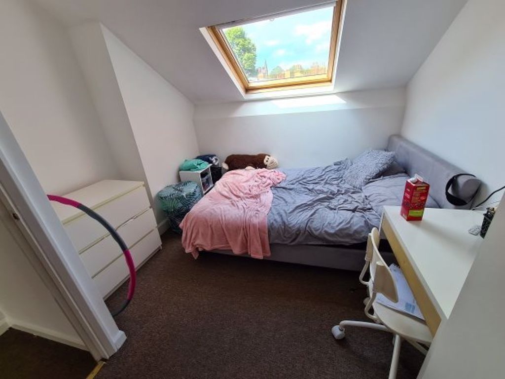 Property photo 1 of 9 A Bright And Cozy Master Bedroom With A Large Wind...