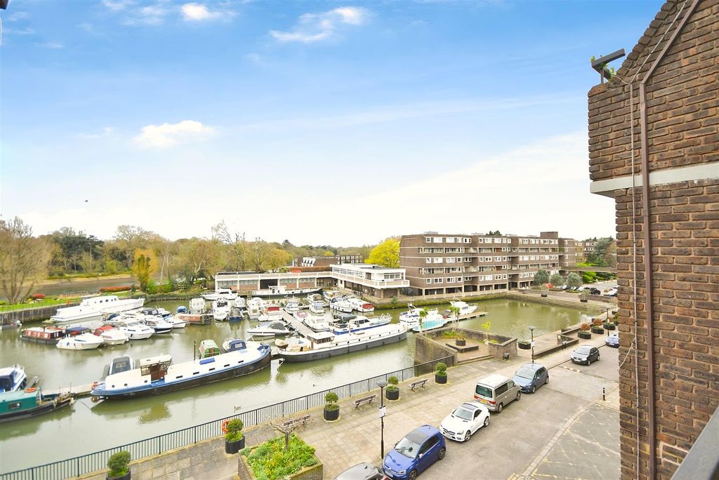 Property photo 2 of 11