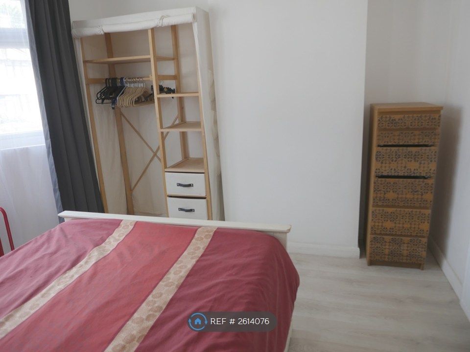 Property photo 3 of 18 Bedroom 1, Picture 3