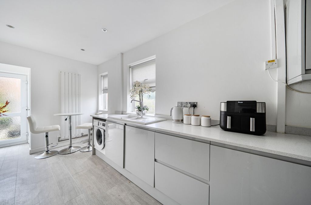 Property photo 1 of 12 147775386A42714A2Df51