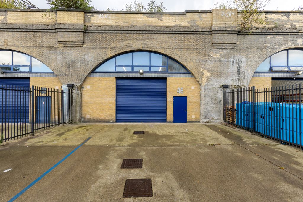 Property photo 1 of 7 The Front Of An Arch.