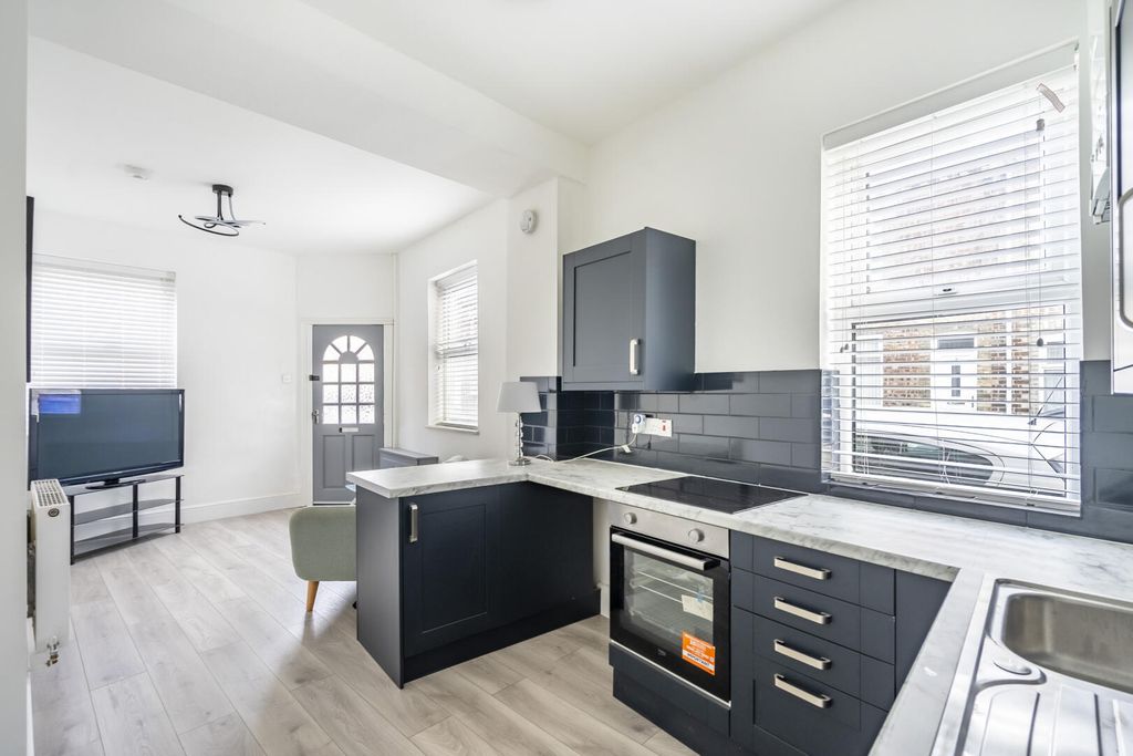 Property photo 2 of 9 Kitchen